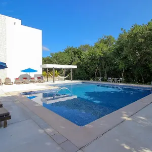 exceptional-2story-penthouse-with-hot-tub-and-rooftop.quintano-roohotels.com/
